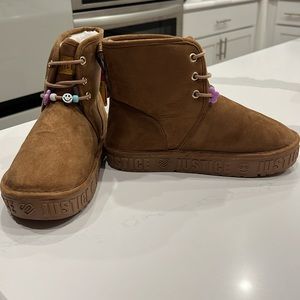 Justice Brown ultrasuede with fur lining platform boots! Logo on sole & tongue!